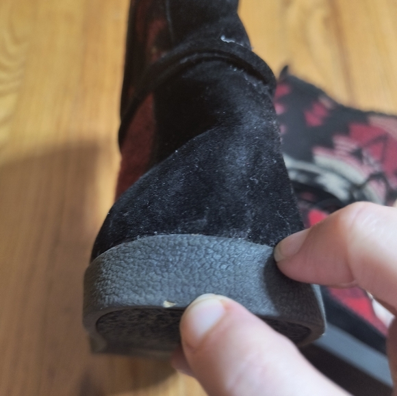 Madden Girl plaid tribal mocassin boots, women's size 8, red, black, gray, tan - Picture 11 of 12